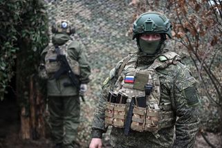 Petardy v tělech vojáků i znásilnění v jámách. Rus popsal středověké mučení v Putinově brigádě