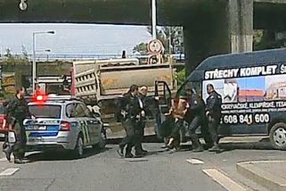 Netradiční policejní zásah. Řidiče vytáhli z dodávky přímo na křižovatce | Odchyceno na dashcam
