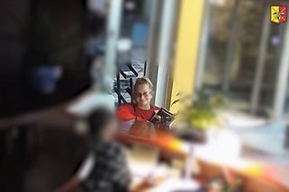 Vlídný úsměv kryl postranní úmysly. Policie hledá ženu po zlodějském šmejdění v Praze - Novinky