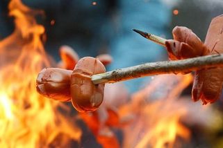 Celý život jste opékali špekáčky špatně. Nová finta slibuje nevídanou šťavnatost