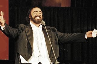 Socha slavného tenora Pavarottiho trčí z vánočního kluziště, bývalá manželka zuří - Novinky