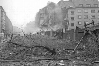 1945: Když Prahu zasypaly americké bomby: Devět minut hrůzy, které nemusely být - Médium.cz