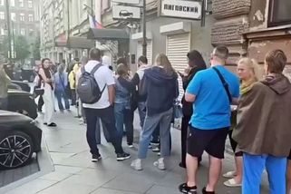 Rusové v panice vybírají peníze z bank - Novinky
