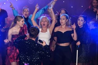 Rozjetá Žilková na narozeninách Milana Peroutky: Podívejte se, jak na párty řádila s mladšími kolegyněmi - Super.cz