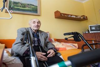 Děda Jaromír (77) přestal dávat peníze dospělému synovi. Ten nečekal a pomstil se mu nejhorším způsobem. Trpí dodnes, jen jedna věc by mu ulevila
