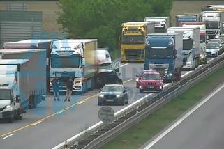 Kamion na dálnici D2 před Brnem nedobrzdil před kolonou a napasoval dodávku na další kamion - Novinky