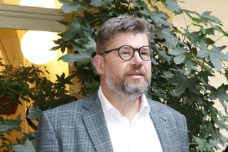 Exministr Pospíšil se má chystat na mateřskou, narodit se mu má dcera. Psycholog pro něho nemá dobrou zprávu
