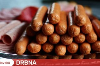Lidé mají doma osmdesát kilo párků z Vysočiny, které by měli vrátit do obchodu. Jsou v nich listerie