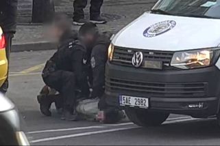 Kovboj útočil na Václavském náměstí na lidi. Taxikáři dal pěstí - Novinky