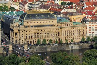 Vydělávali miliony, státu nedali téměř nic. Teď celebrity pláčou, že mají penzi jako uklízečka - Médium.cz