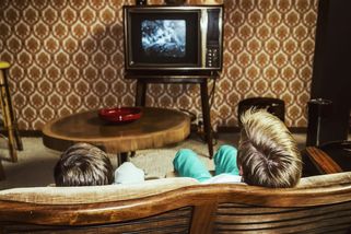 Naši prarodiče se tím cpali u každého filmu, který hrál v televizi. Dnešní generace se jen při té myšlence třese hrůzou