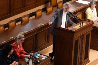 Hřib přinesl Mrázové QR kód na dva miliony. Kamera zachytila, jak ho ministryně zmuchlala a odhodila za sebe