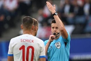 Na Euru dopískal? Rozhodčí čelí za Česko kritice, kolegovi předhazují korupci