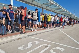 V Brně kvůli Grand Prix kolabuje doprava. Autobusy stojí v kolonách, naštvaní lidé na ně čekají - Novinky