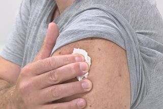 Lidé si stěžují na následky po očkování proti covidu. Mohli by dostat odškodnění