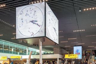 Na letišti v Amsterdamu mají originální hodiny, kde čas ukazují lidé