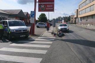 Na elektrokoloběžce narazil v Zábřehu do auta a skončil v nemocnici. Hrozí mu trest za jízdu bez oprávnění - Novinky