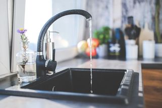 Nejdražší voda na světě. Češi platí více než Švýcaři, Norové i Saúdové - Médium.cz