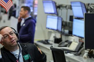 Akcie i dolar se hluboce propadly - Novinky