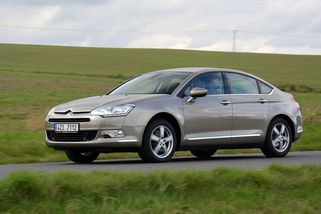 Ojetý Citroën C5 osloví milovníky plavné jízdy, jeho podvozek je fantasticky pohodlný. Hezký kus se hledá těžko, i ten však stojí málo - Garáž.cz