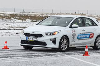 Česko se připravuje na ledovku! Známe finty, jak namrzlá místa na vozovce zavčas rozpoznat - Garáž.cz