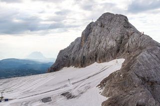 Dva české alpinisty na Dachsteinu zachraňovaly tři rakouské vrtulníky - Novinky