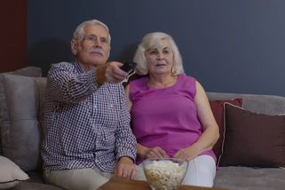 Důchodci měli přestat platit TV poplatky už od léta. Jenže přišel vážný problém