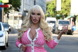 Královna plastik dorazila do Prahy: Podívejte se, jak si Jessica Alves vychutnává adventní trhy