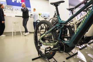 Prodávali elektrokola z půjčoven. Čtveřice podvodníků z Karlovarska se při tom prokazovala svými občankami - Novinky