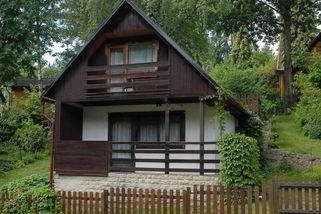 Bydlí na chatě za 600 tisíc. „Je to v podstatě rodinný dům,“ pochvalují si