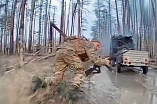 VIDEO: Záběry precizních úderů. Ukrajinci nahánějí ruské okupanty v lese jako divou zvěř