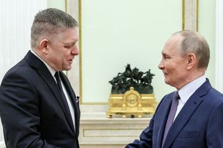 Fico přiletěl do Moskvy. Kyjev odhalil, jaký vzkaz má Putinovi vyřídit od Zelenského