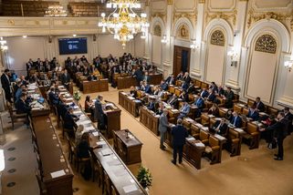 Spor o sudetoněmecký sjezd: Sněmovna žádá zrušení, opozice i církev trvají na dialogu