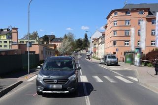 Senior za volantem srazil na přechodu ve Varech ženu s dívkou - Novinky