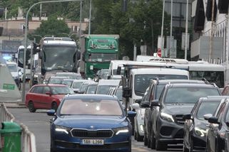 Pražská tepna Plzeňská se zavřela, projede jen MHD. Někteří řidiči zákaz ignorují - Novinky