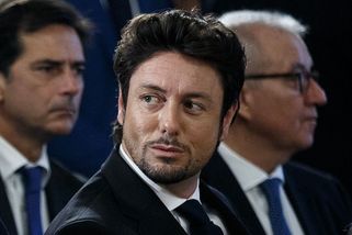 „Když se ti tu nelíbí, zůstaň doma“. Partner premiérky Meloniové se obul do německého ministra na dovolené v Itálii - Novinky