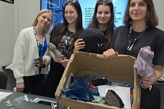Ve festivalovém infocentru nahlásila žena ztrátu manžela. Našel se, ale radost z jejího vzkazu moc neměl - Novinky