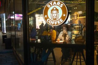 Tvrdé západní sankce? Místo stylu života běžných Rusů se změnily spíš jen etikety - Novinky