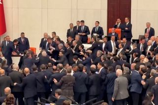 V tureckém parlamentu se strhla bitka. Opozice chtěla zabránit novému ministrovi ve složení přísahy - Novinky