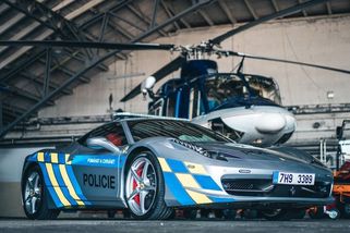 České policejní Ferrari už najelo 35 000 kilometrů, řidiče často svádí k přestupku - Novinky
