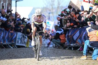 Pogačar po sólovém úniku vyhrál ikonický cyklistický závod Kolem Flander - Sport.cz