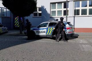 Soud poslal do vazby cizinku obviněnou z teroristického útoku v Pardubicích, tři zadržení mohou být souzeni v Polsku - Novinky