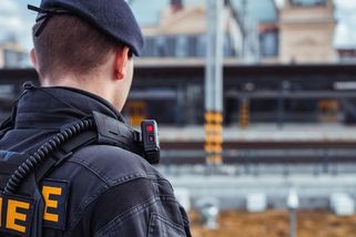 Policie vypátrala agresora z vlaku. Dívku v kupé držel pod krkem a osahával ji - Novinky