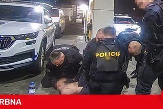 Polonahý mladík lezl na pumpě do mrazáku, odvezli ho přikurtovaného k lehátku