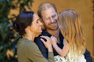 Nové fotografie Lilibet jsou venku. Podobu s Harrym nezapře