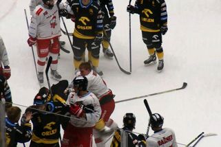 Nechutná tečka v Olomouci. Krev, rány pěstí, na ledě skončil i rozhodčí - Sport.cz