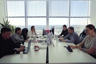Porno i prdění: Co všechno uslyšíte v open space? | Mezi COOLky