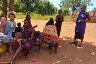Češka žije přes tři roky s Masaji v africké buši. Pro komunitu chce vyvrtat studnu - Novinky