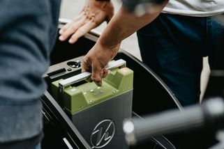 Nabito za 12 minut, výdrž přes 1,5 milionu km. Čínská baterie mění pravidla hry