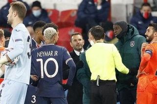 Psanec z Paříže zanechal stopu na Letné. Rumunský sudí při výbuchu Sparty vyloučil Šurala - Sport.cz
